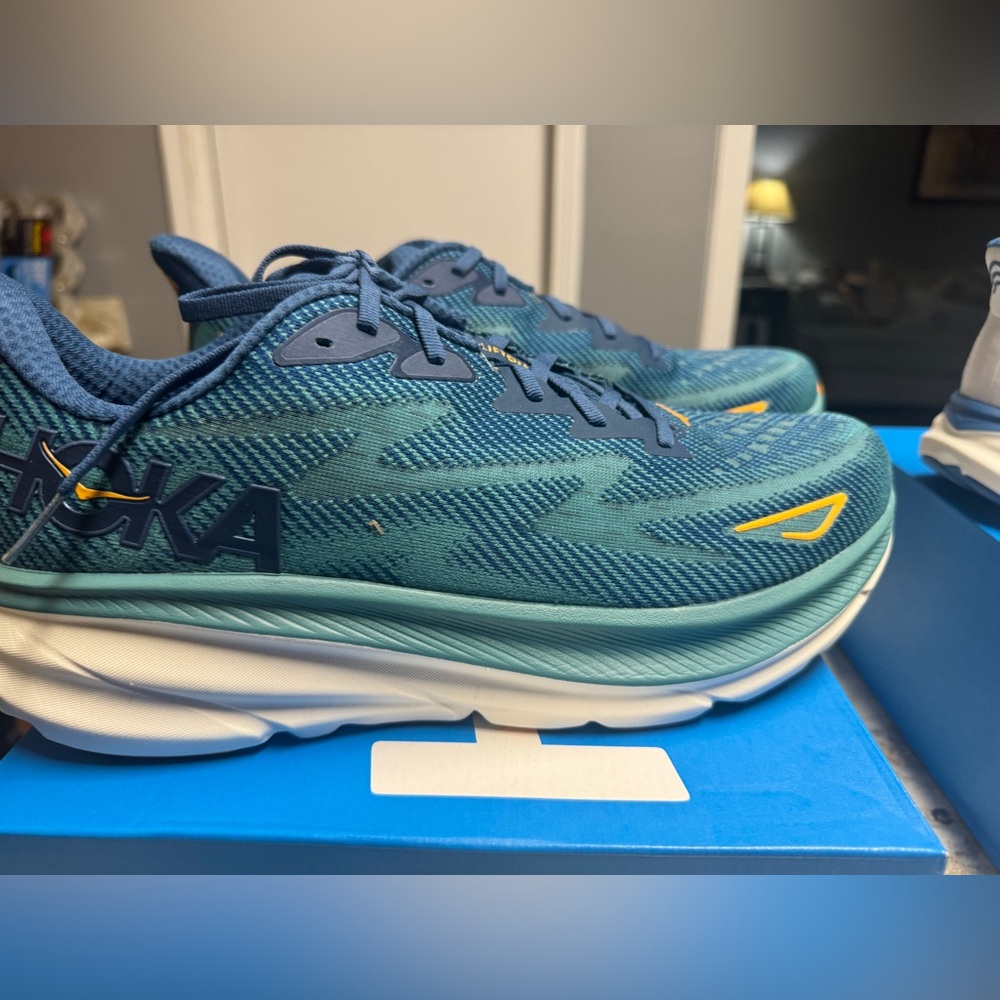 New in Box Men’s Hoka Shoes Sizes 14 9.5 Green n Blue Clifton 9